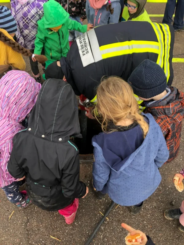 Kinder und ein Feuerwehrmann